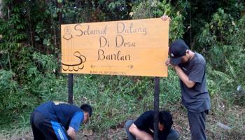 Mahasiswa KKN Kelompok 8 IAIN SAS Babel Pasang Plang Jalan Desa Bantan