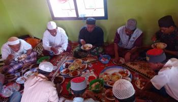 Mahasiswa KKN Posko 29 Dusun Pulau Panjang Ikut Bantu Acara Syariat dan Adat Mattampung