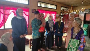 Jumat Berkah, Mahasiswa KKN MB IAIN SAS Babel Berbagi Paket Sembako