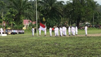 Mahasiswa KKN Melayu Serumpun Gampong Leles Bersama Masyarakat Sukseskan Upacara HUT RI