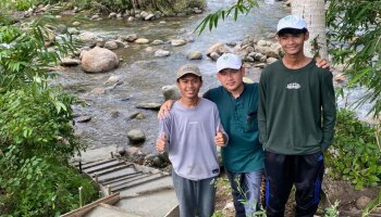 Mahasiswa KKN Melayu Serumpun Kelompok 11 Desa Sembuang Bangun Tangga Menuju Sungai dan Bak Sampah