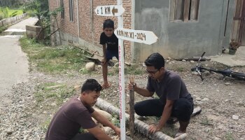 Mahasiswa KKN Melayu Serumpun Kelompok 11 Pasang Plang Nama Jalan di Desa Sembuang