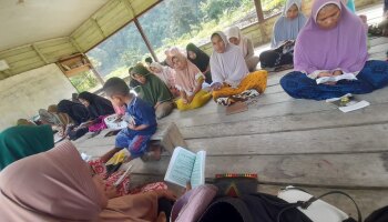 Mahasiswa KKN Melayu Serumpun Kelompok 4  Ikuti Kajian Rutin Bersama Warga Gampong Leles