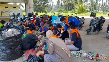 Mahasiswa Kopassas IAIN SAS Babel Bersama BRUIN lakukan Sensus Sampah Plastik di Pantai Koala Air Anyir