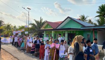 Menyambut Maulid Nabi Mahasiswa KKN IAIN SAS Babel Gelar Pawai Taaruf Bersama Masyarakat Desa Mentigi