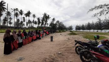 Peduli Lingkungan, Mahasiswa Prodi Pendidikan Agama Islam (PAI) Lakukan Aksi Bersih Pantai