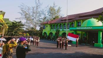 Rektor IAIN SAS Babel Pimpin Upacara Pengibaran Bendera HUT RI-78 dengan Khidmat