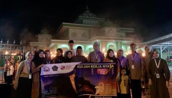Sambut Maulid Nabi, Masyarakat Desa Badau  dan Mahasiswa KKN IAIN SAS Babel Gelar Pawai Obor