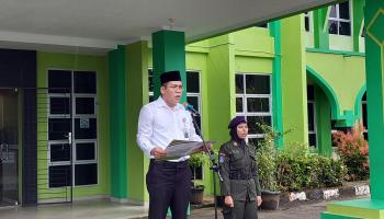 Semangat IAIN SAS Babel Laksanakan Upacara Hari Guru Ditengah Gerimis