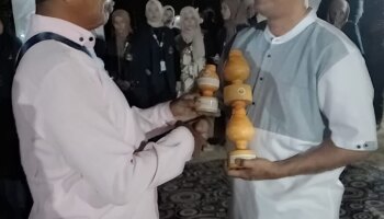 Tanda Perpisahan, Mahasiswa KKN IAIN SAS Babel diberikan Hadiah Souvenir Gasing Terenang