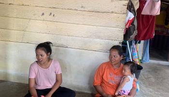 Tim Mahasiswa KKN IAIN SAS Babel, Peduli dengan masalah stunting dengan membagikan Sembako kepada masyarakat