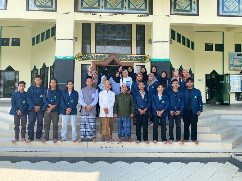 Student of program study Guidance and Counseling Islamic melakukan visiting ke masjid Raya Tua Tunu