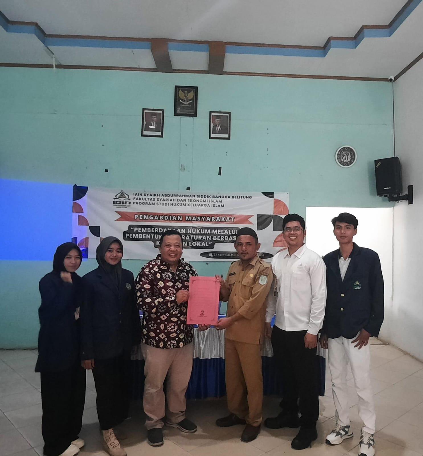 Mahasiswa Prodi HKI IAIN SAS Babel Adakan Pengabdian Masyarakat Berbasis Pemberdayaan Hukum Melalui Kearifan Lokal Di Desa Kemuja